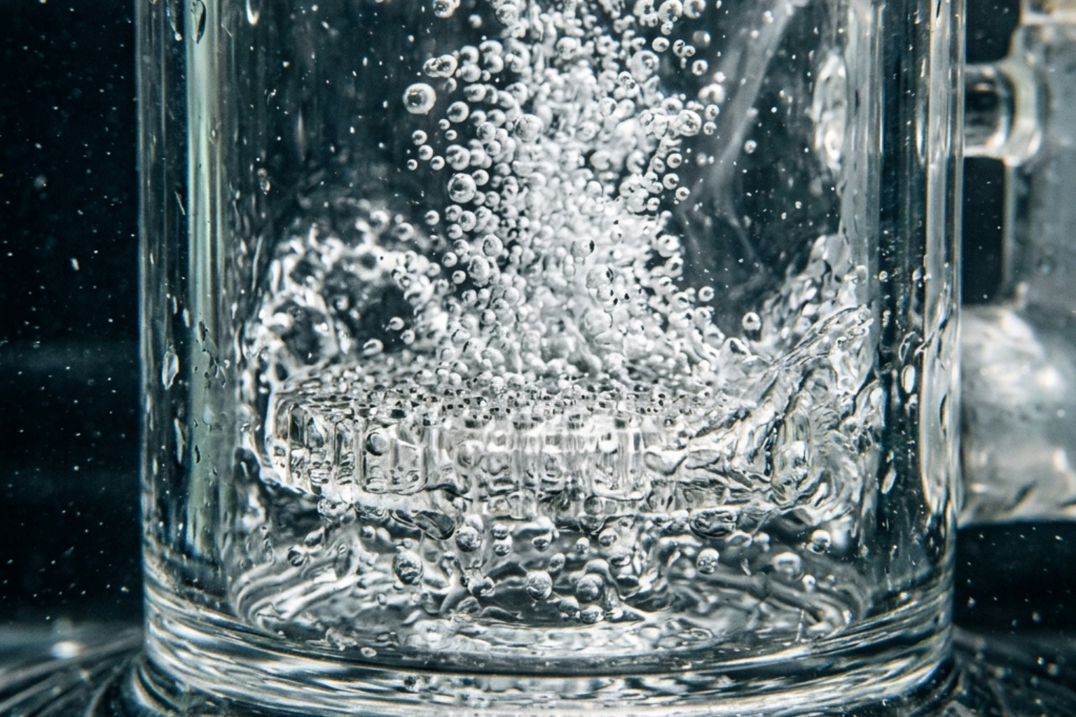 Detailaufnahme: Perkolator-Kammer einer Glasbong mit Wasserblasen beim Zug – Nahaufnahme unter Wasser