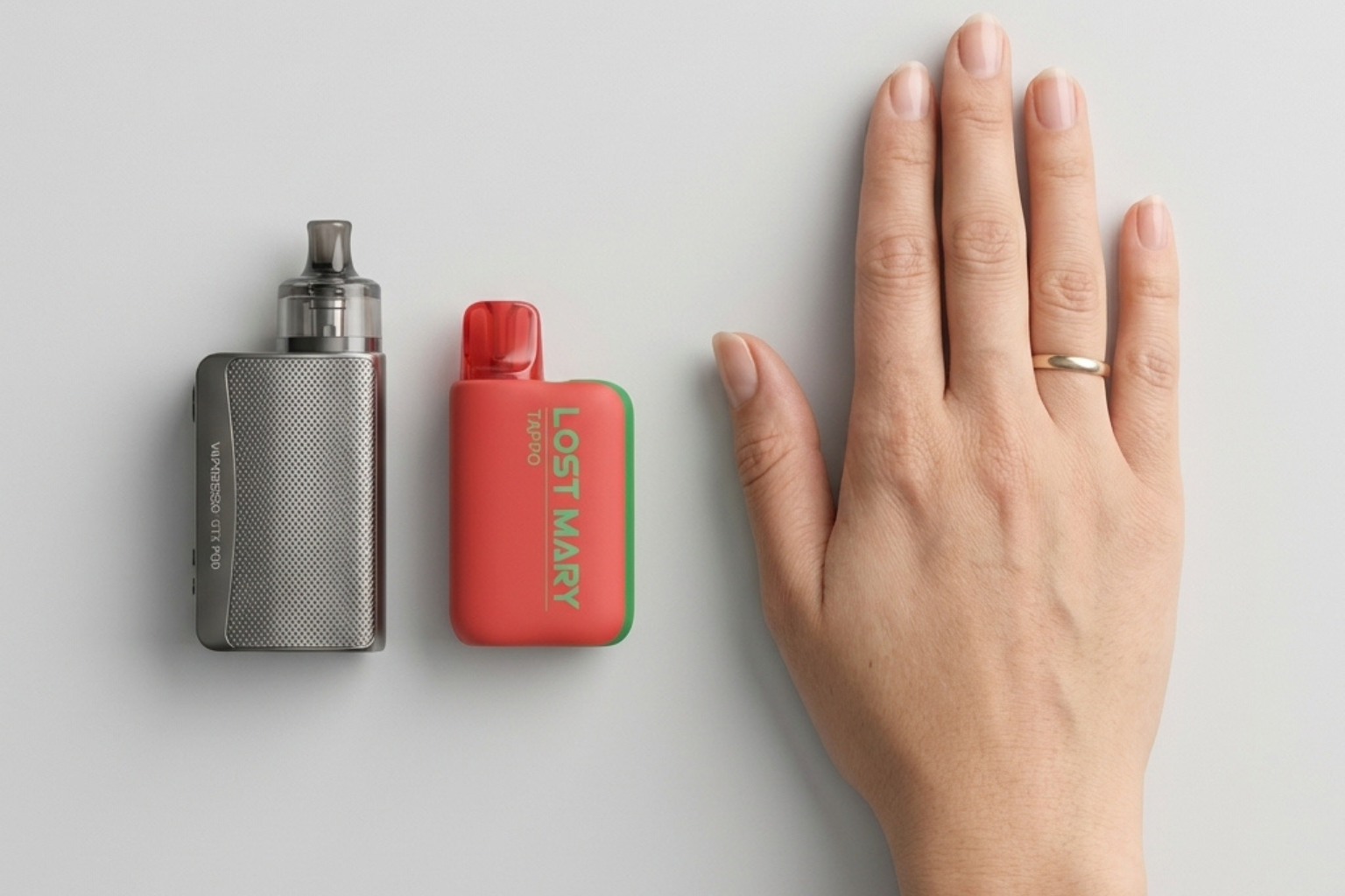 Zwei Pod-Systeme (Vaporesso XROS 4 und Lost Mary Tappo Air Kit) nebeneinander – Groessenvergleich mit einer Hand