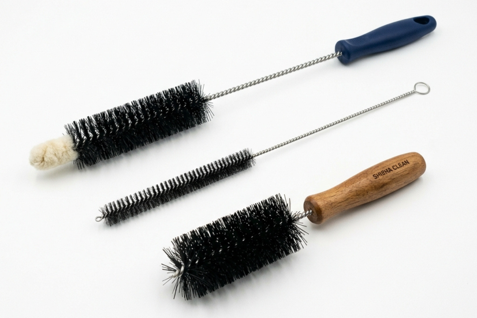 Shisha-Reinigungsbürsten-Set: verschiedene Grösssen – lange Rohrbürste, kurze Kopfbürste, Schlauchreiniger – auf weissem Hintergrund