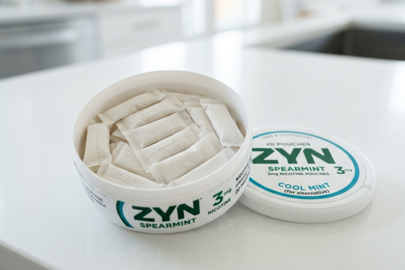 Nahaufnahme ZYN Dose offen mit Beuteln sichtbar – sauber, weiss, modern